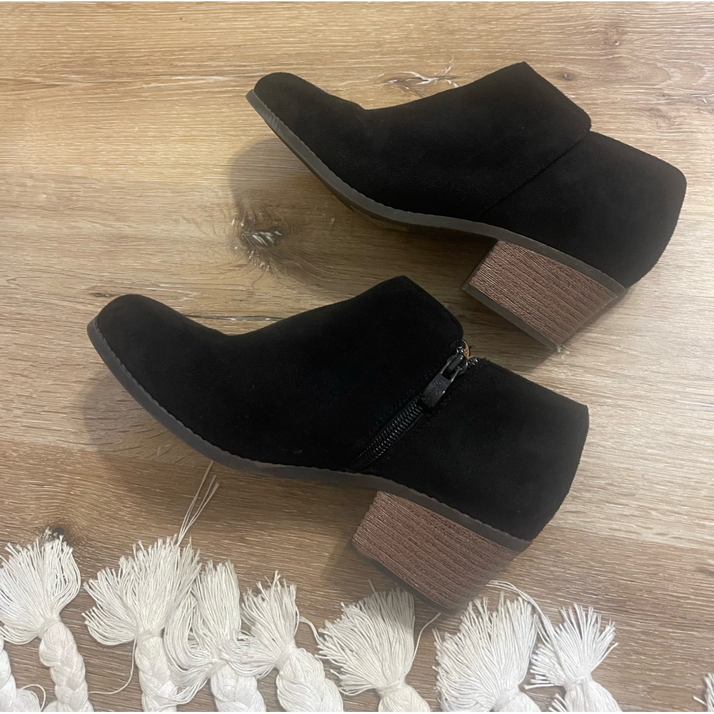Black ankle boots.🤍